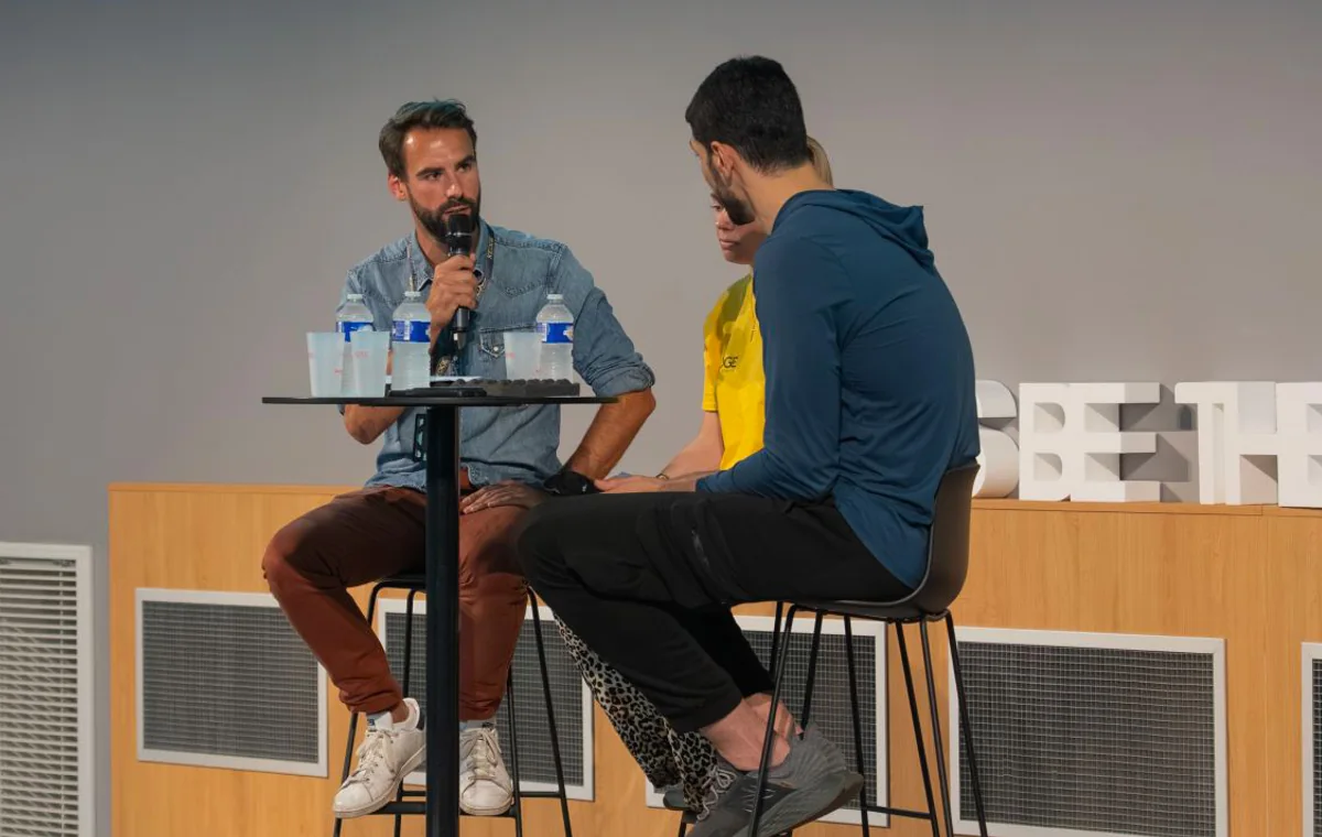 Enes Kanter Freedom interviewé sur scène lors d'un événement KEDGE.